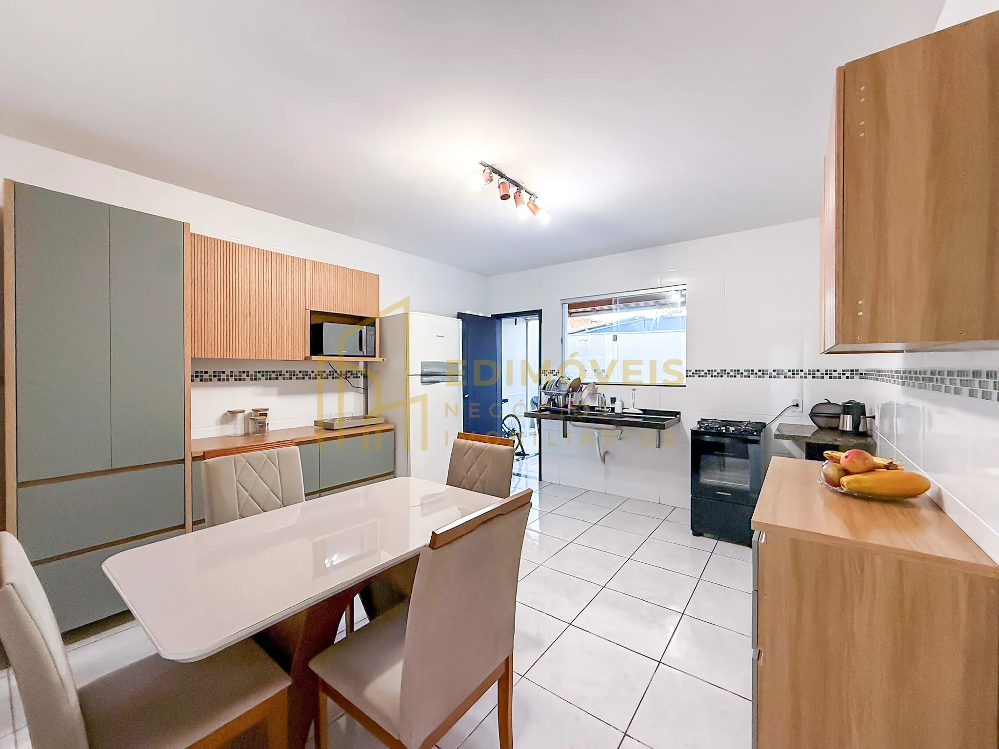 Imagem 1 de Casa Duplex com 3 Quartos e Suíte em bairro das Laranjeiras
