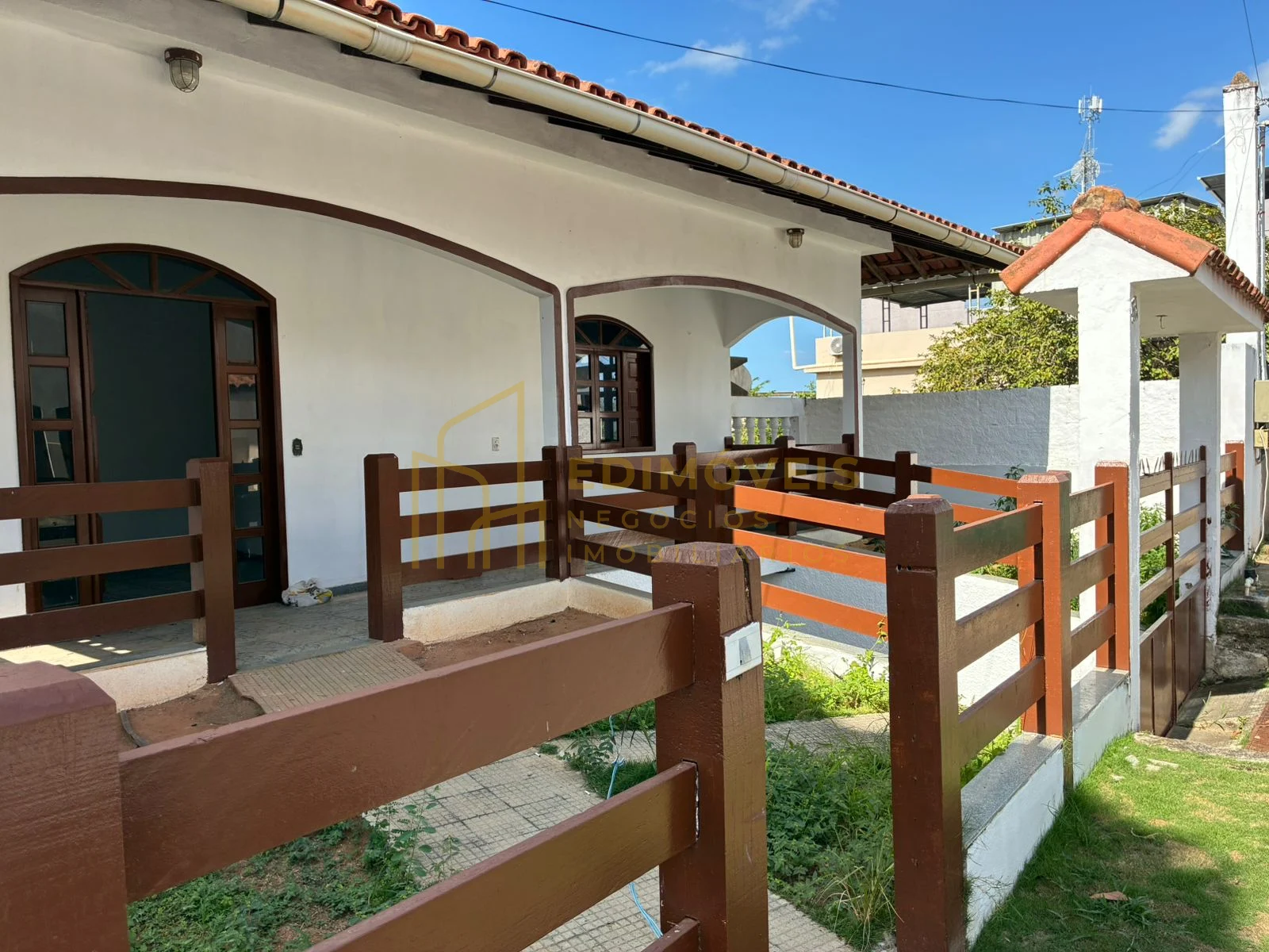 Imagem 1 de Casa espaçosa com 4 quartos, suíte, garagem subterrânea e lote ao lado.