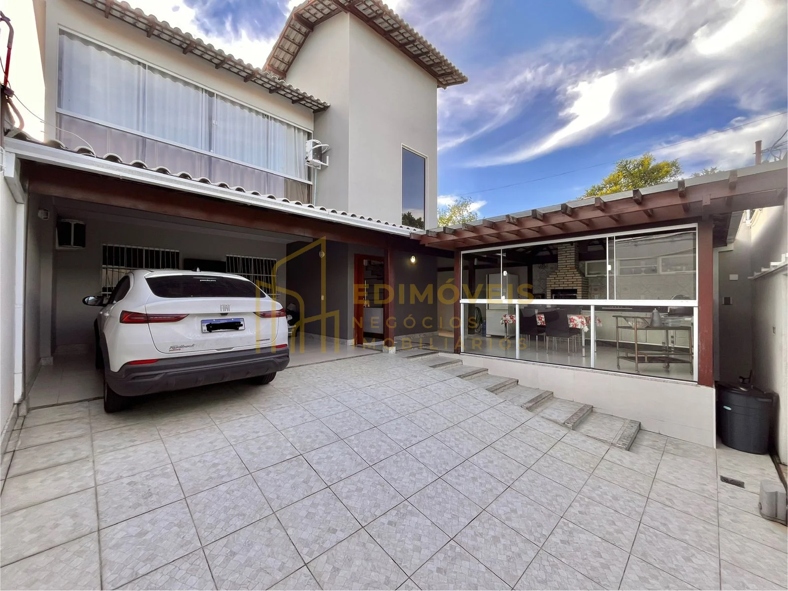 Imagem 1 de Lindíssima casa duplex de 4Q c/Suíte – Espaço Gourmet e 4 vagas em Colina de Laranjeiras
