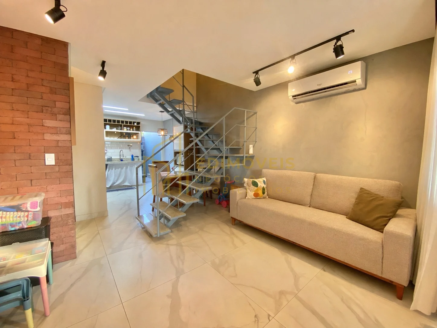 Imagem 1 de Oportunidade em Porto Canoa - Duplex  Reformada de 2Q c/ Varanda  e Vaga Coberta 