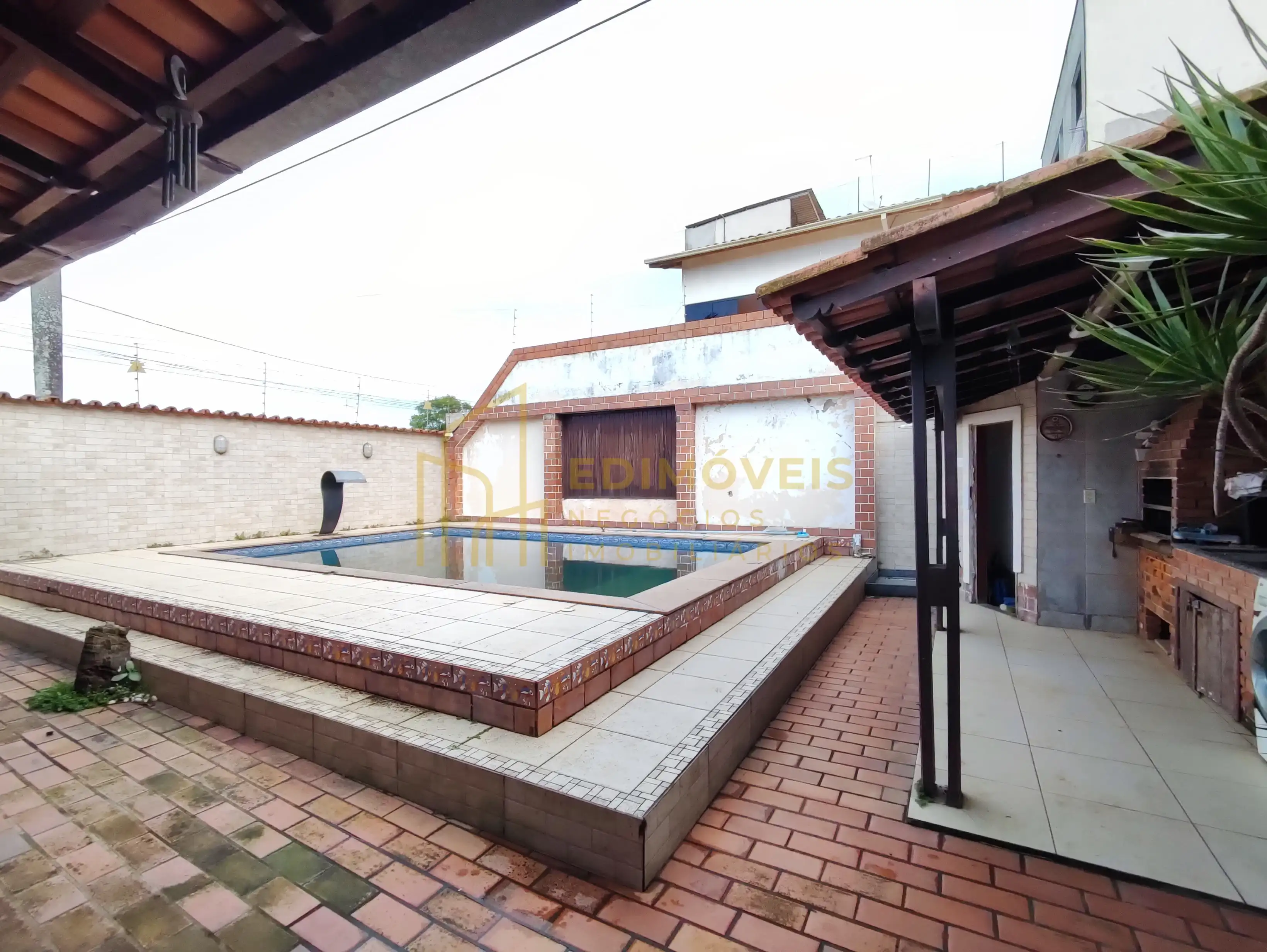 Imagem 1 de Casa 4 Quartos com Piscina e Área Gourmet a 300m da Praia em São Francisco – Serra