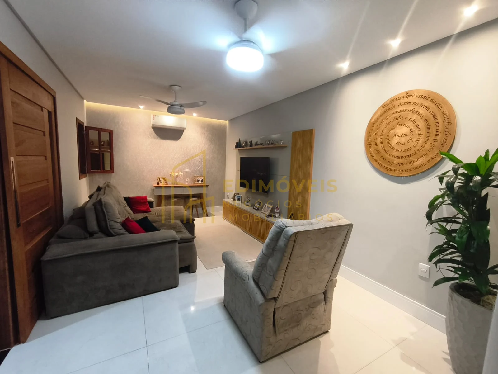 Imagem 1 de Casa 3 Quartos em Laranjeiras com Ótima Localização – More ou Invista!